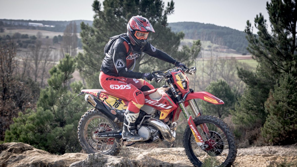 Uno de los participantes en el exigente trazado de Fuentetoba en el que se decidió el campeón de España de hard enduro.