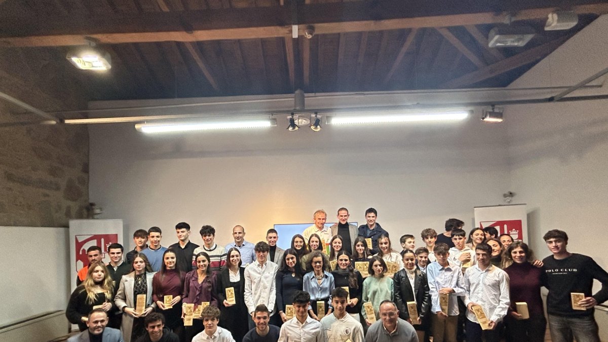 Foto de familia con los premiados en la gala del triatlón regional.