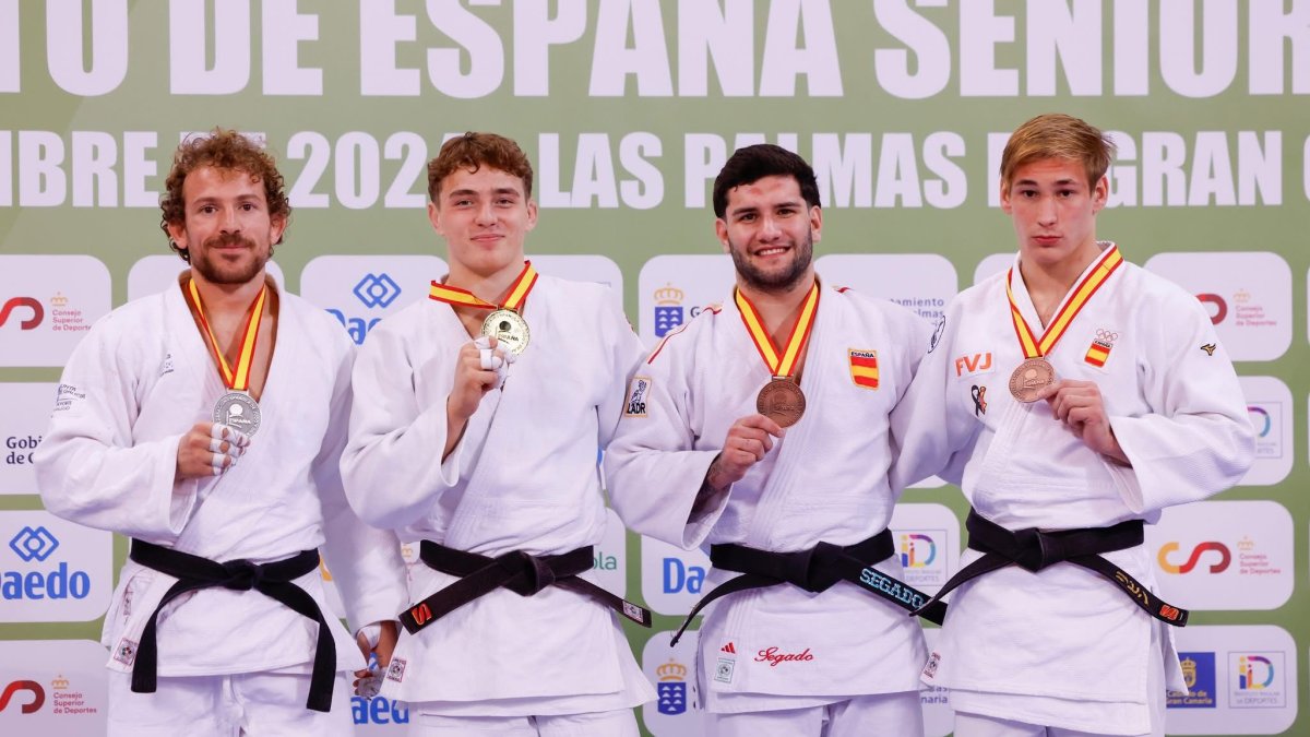 Alexis Rosa, el primero por la izquierda con su más que meritoria medalla de plata.