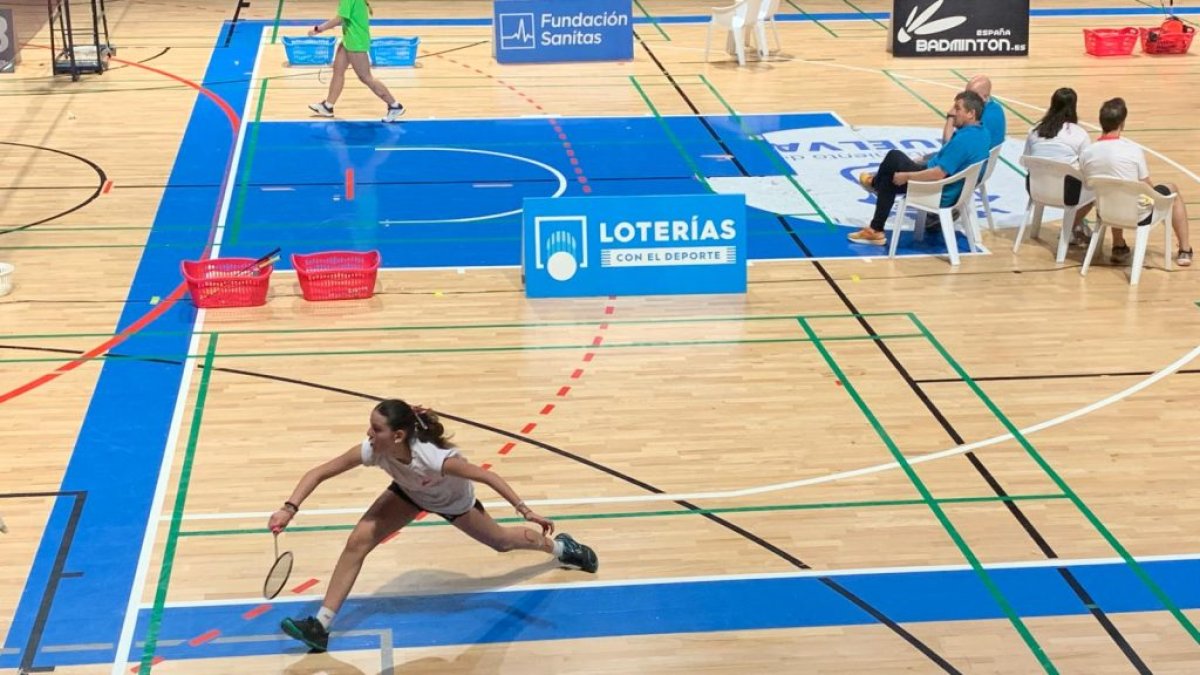 Jimena Ayllón, jugadora del Club Bádminton Soria, durante una competición