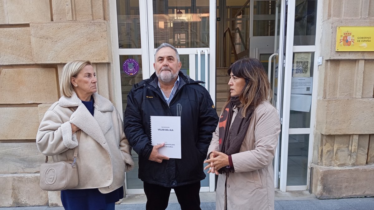 Los representantes de Sotillo del Rincón, Villar del Ala y Valdeavellano de Tera, a las puertas de la Subdelegación.