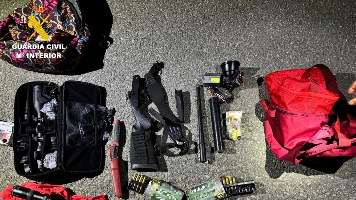 Mochilas con un rifle desmontado, dos cajas con munición, un cuchillo, un silenciador y dos visores.