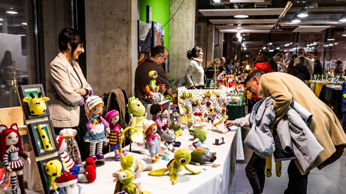 Stands de menestrales que muestran sus creaciones