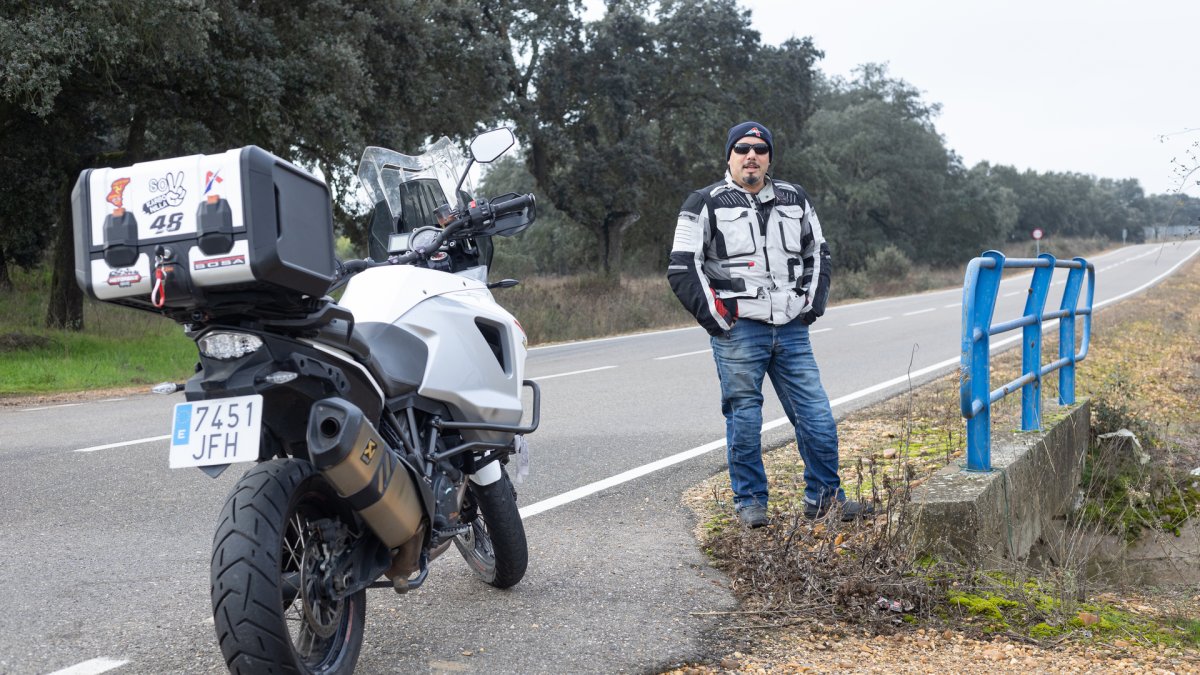 El piloto benaventano Carlos Blanco en el lugar en el que se produjo su accidente.