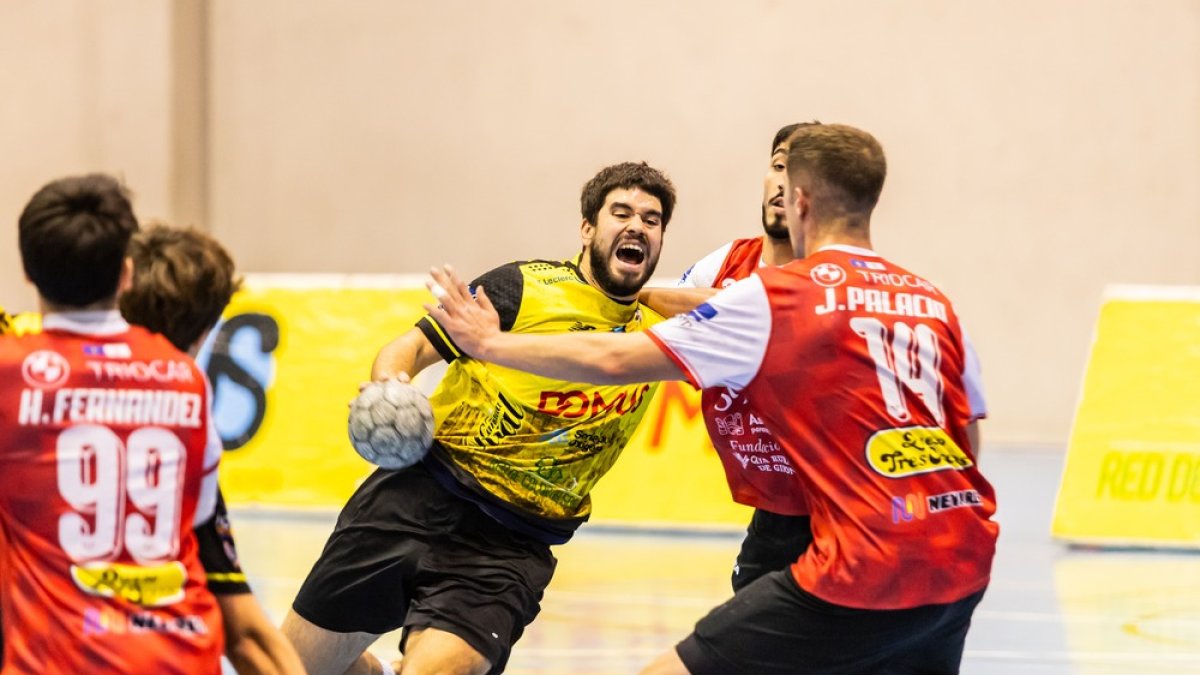 Un jugador del BM Soria durante un partido en Los Pajaritos.