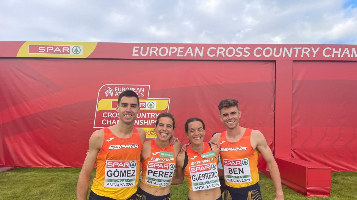 El equipo del relevo mixto formado por Jesús Gómez, Marta Pérez, Esther Guerrero y Adrián Ben.