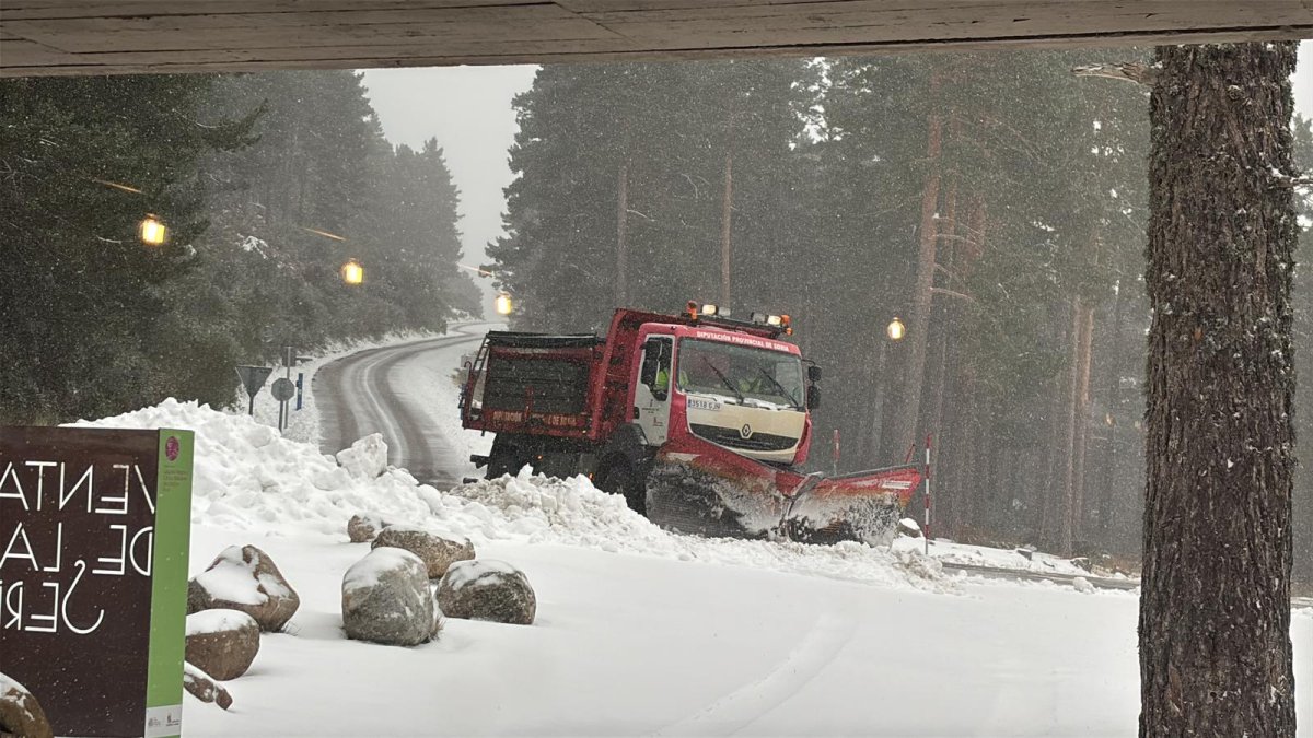 Una quitanieves trabaja para despejar la carretera.