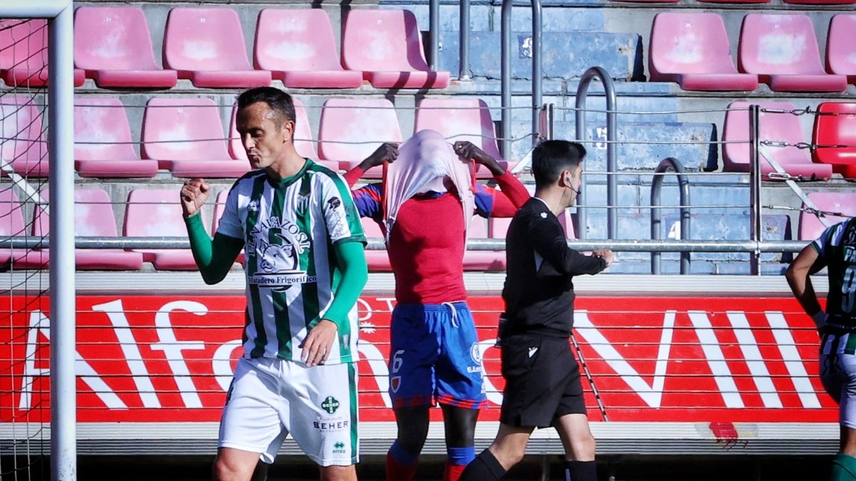 Moustapha se lamenta tras uno de los goles del Guijuelo en el partido.
