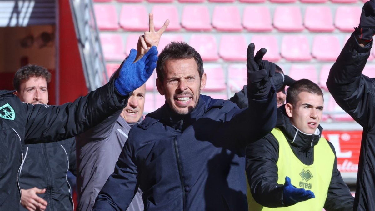 El entrenador del Numancia en el transcurso del encuentro ante el Guijuelo.
