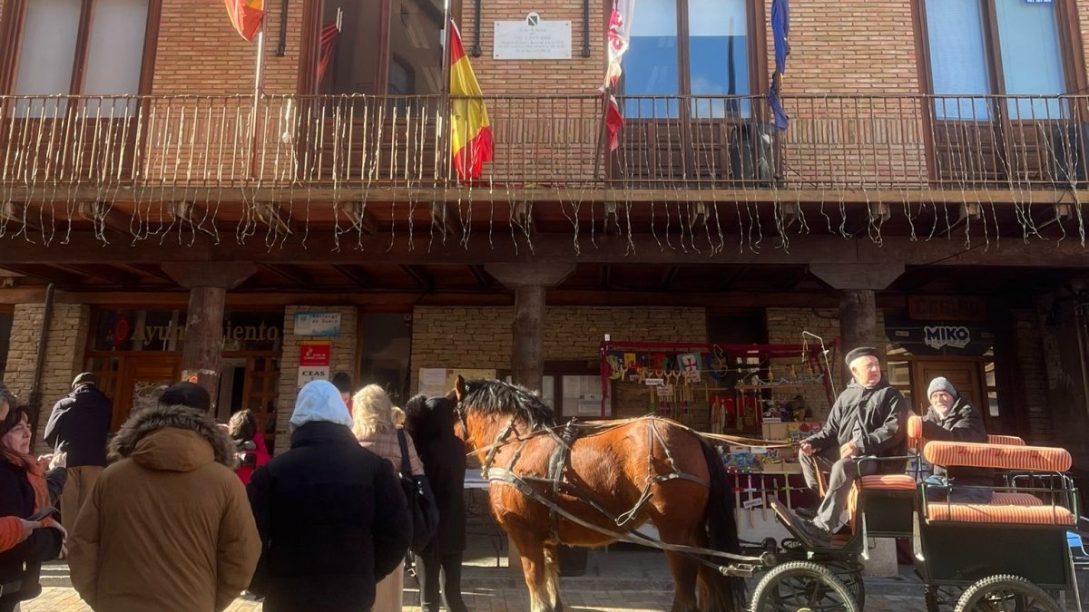 Un carro pasa frente al Ayuntamiento de Berlanga de Duero en la Feria de Artesanía.