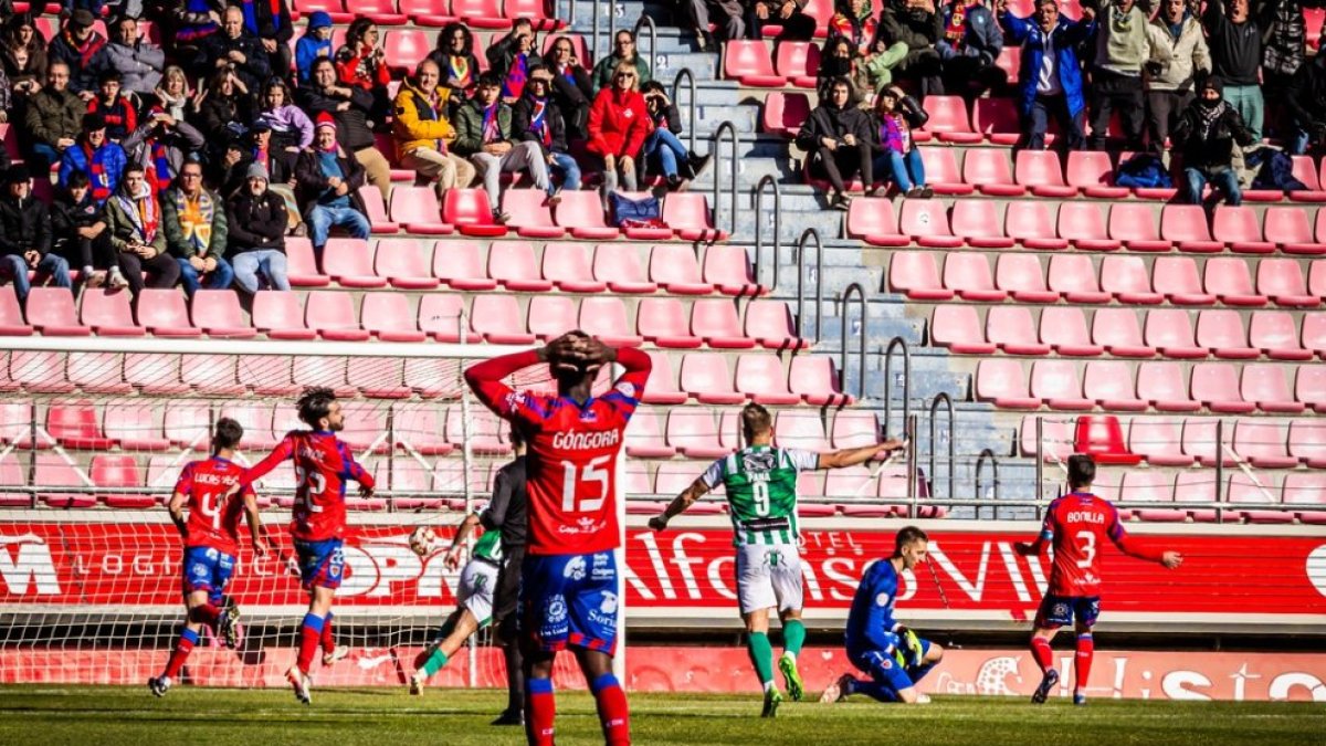 Varios jugadores rojillos se lamentan tras el segundo gol encajado ante el Guijuelo.