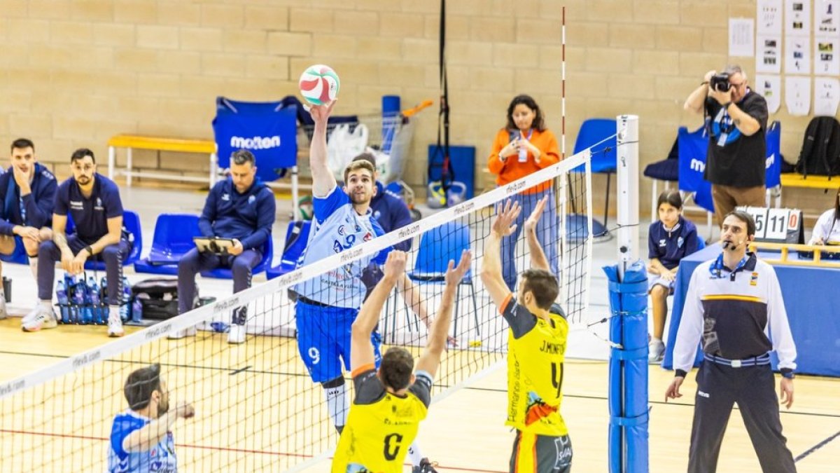 Pepe Villalba remata sobre bloqueo en el partido ante Léleman Valencia.