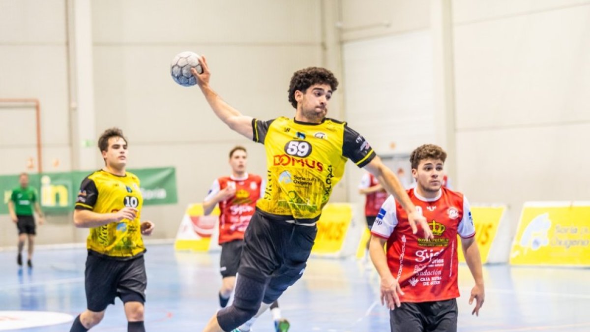 Martín Santano anotó ocho goles en el duelo ante Gijón Jovellanos.