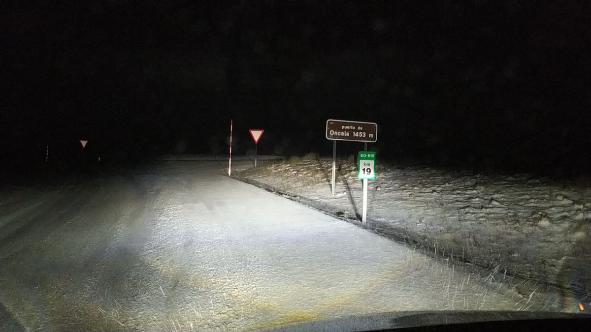 Precaución extrema cuando las carreteras presentan placas de hielo.