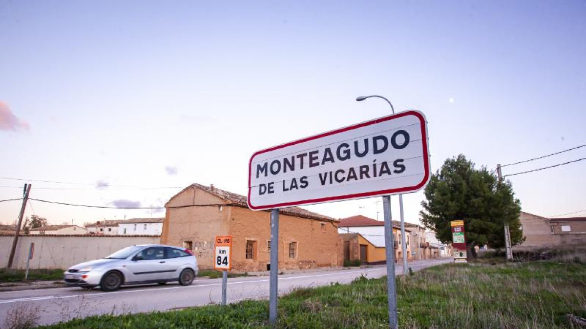 Cartel anunciador de Monteagudo, junto a la carretera.
