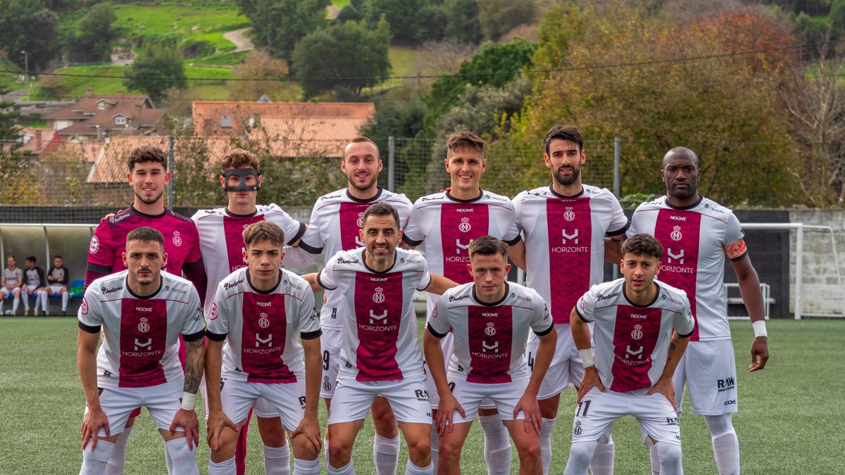 Un once del Real Avilés, rival del Numancia con el que cerrará el año 2024.