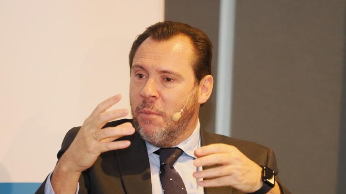 Óscar Puente, ministro de Transportes y Movilidad Sostenible, en el Club de Prensa de El Mundo de Castilla y León.