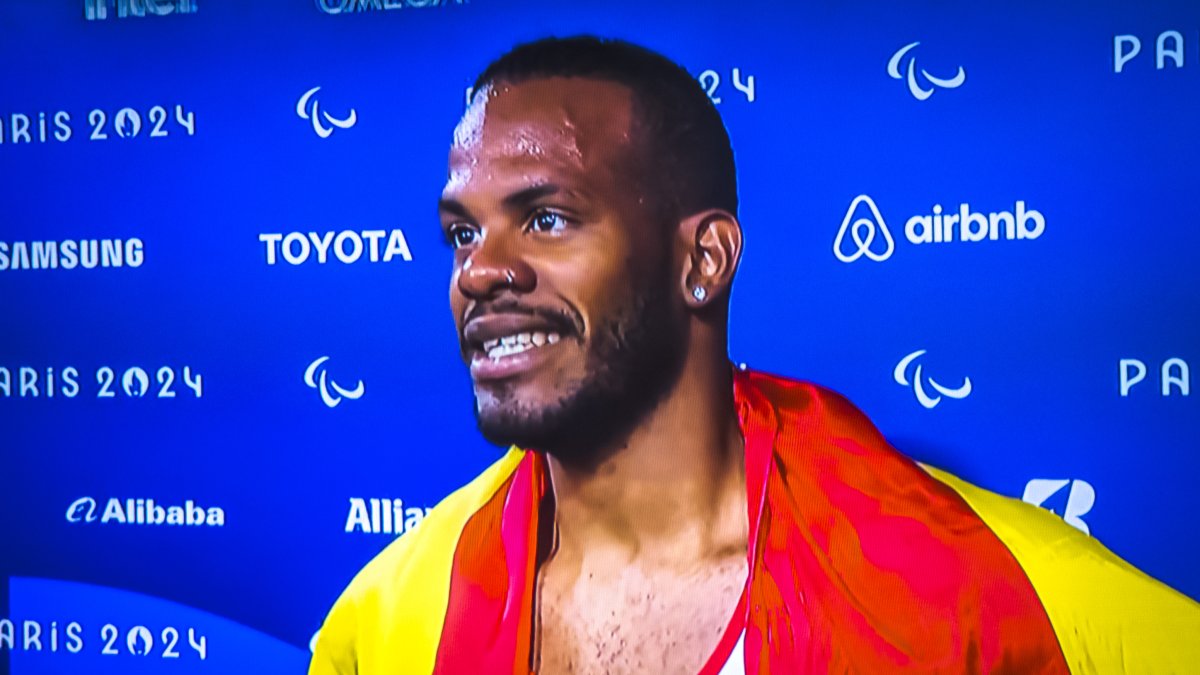 David Pineda tras lograr la plata en las Paralimpiadas de París.
