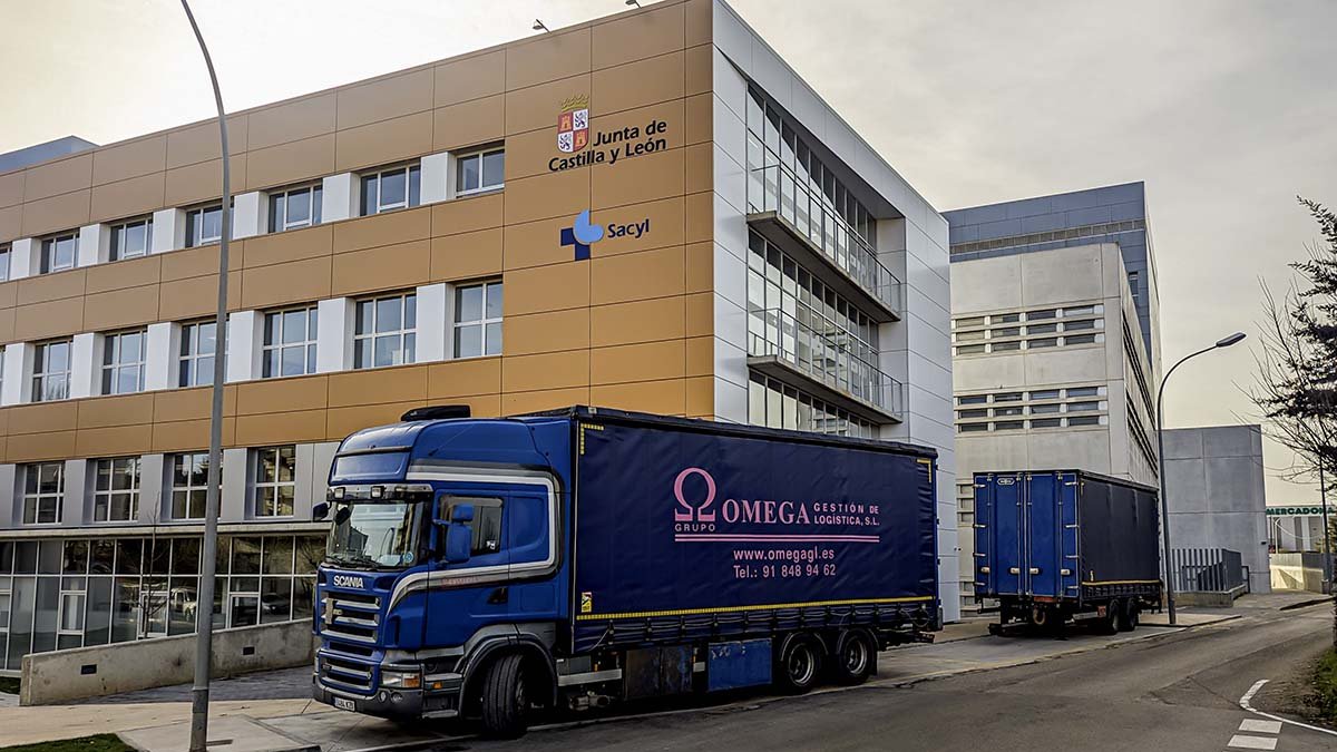 Los camiones con el acelerador lineal esperan a la entrada del hospital.
