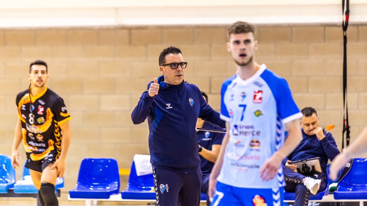 El entrenador del C.V. Grupo Herce, Alberto Toribio.