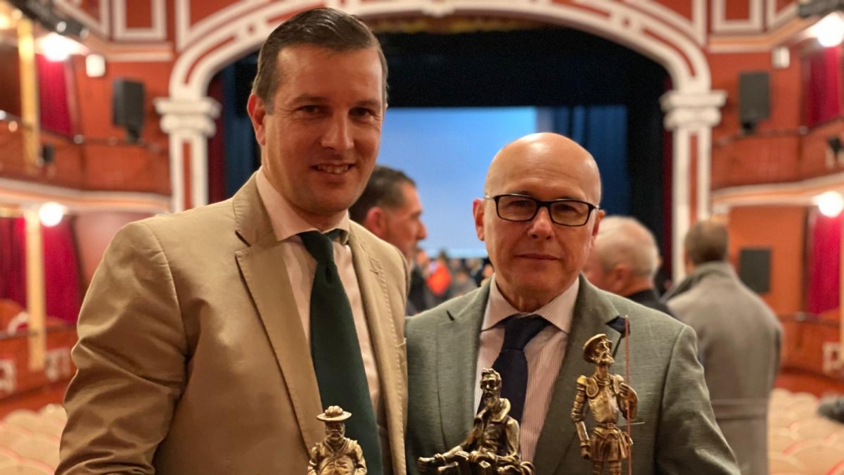 Juan Antonio Tierno y Fernando Bermejo recogen el premio para Caja Rural de Soria.