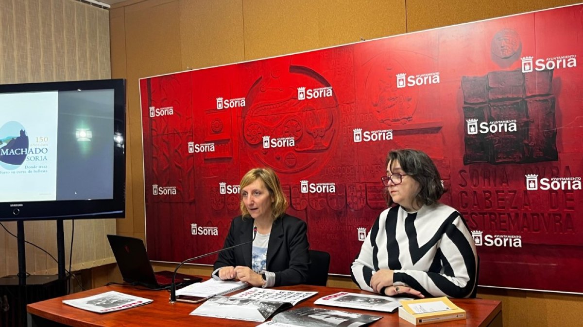 Yolanda Santos e Isis Gayo en la presentación de la imagen para conmemorar los 150 años del nacimiento de Antonio Machado.