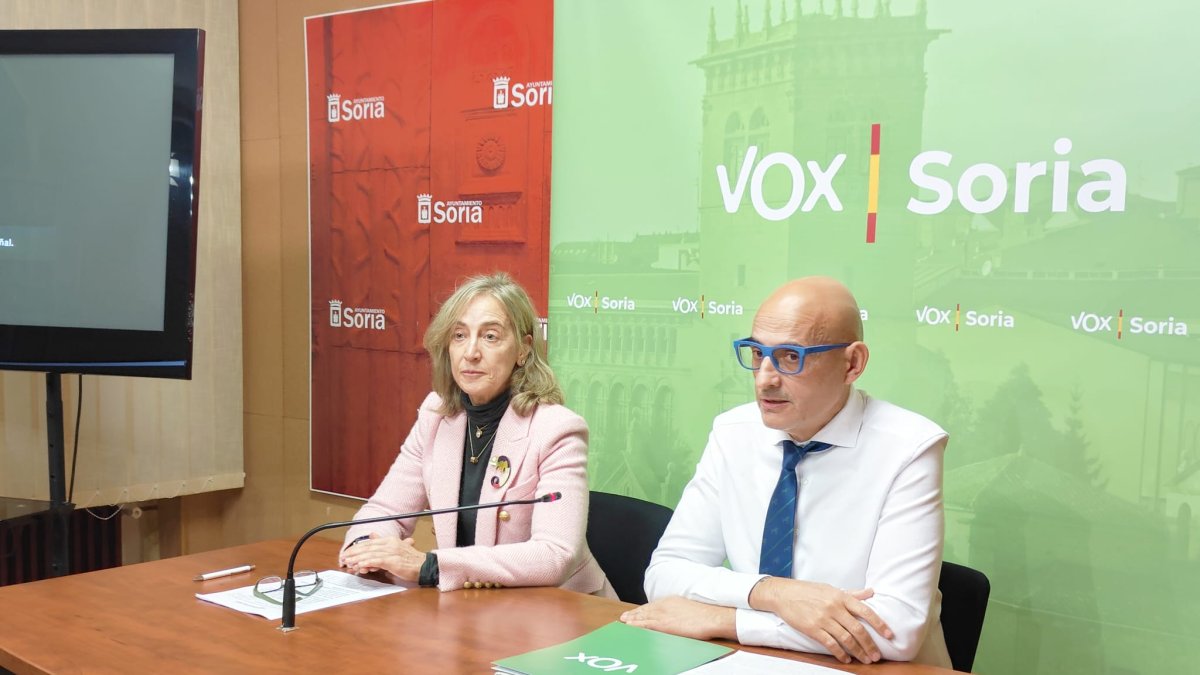 Sara López y Fernando Castillo en su comparecencia para mostrar su rechazo a los presupuestos planteados por el PSOE en Soria.