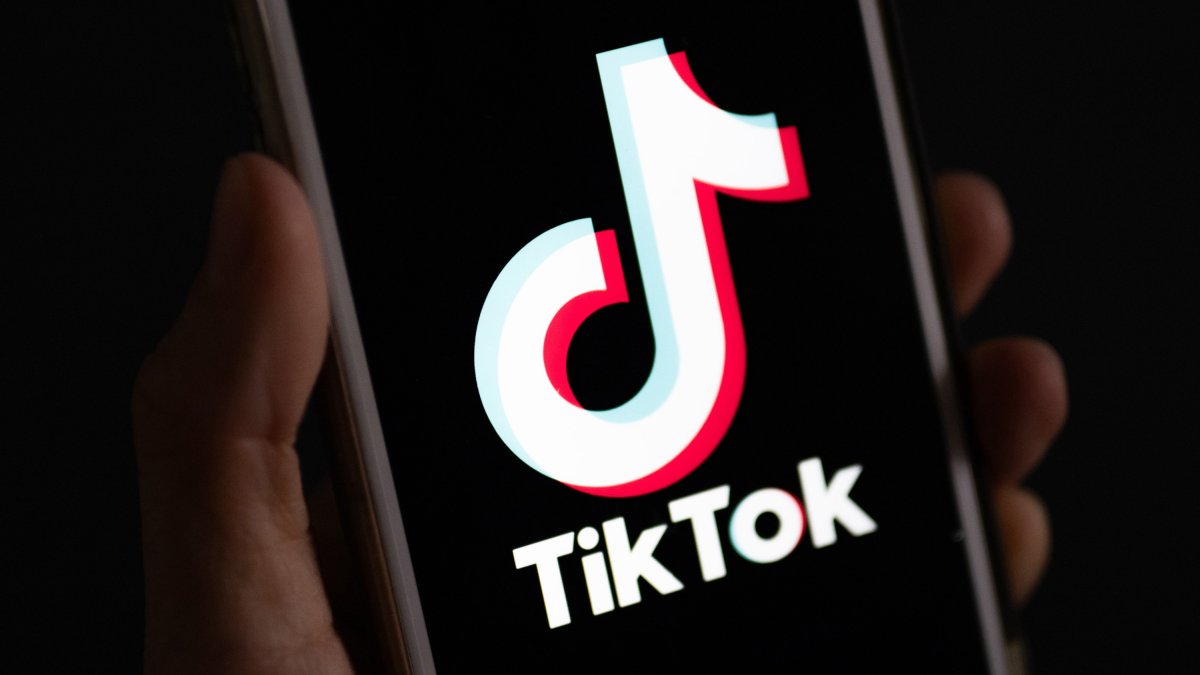 Logo de TikTok en un móvil.