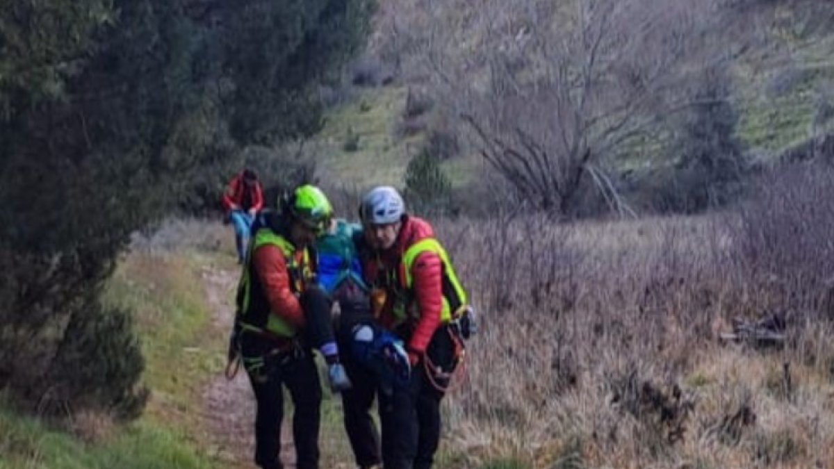 El Grupo de Rescate de la Junta auxilia a una mujer herida en el Cañón del Río Lobos, en Soria.