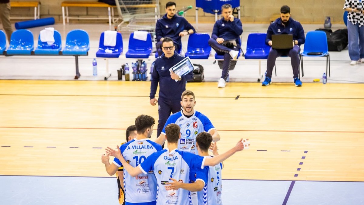 Los jugadores del C.V. Grupo Herce celebran uno de los puntos anotados en el inicio de la segunda vuelta de Superliga.