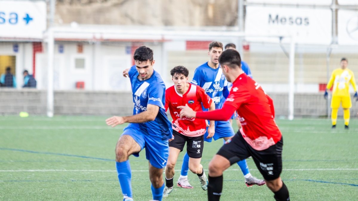 Dos jugadores del Sporting Uxama en un encuentro de esta temporada ante el Calasanz