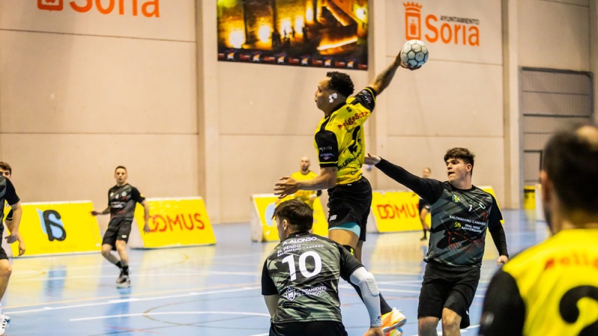 El Balonmano Soria finalizó 2024 venciendo sin problemas a BM Camargo.