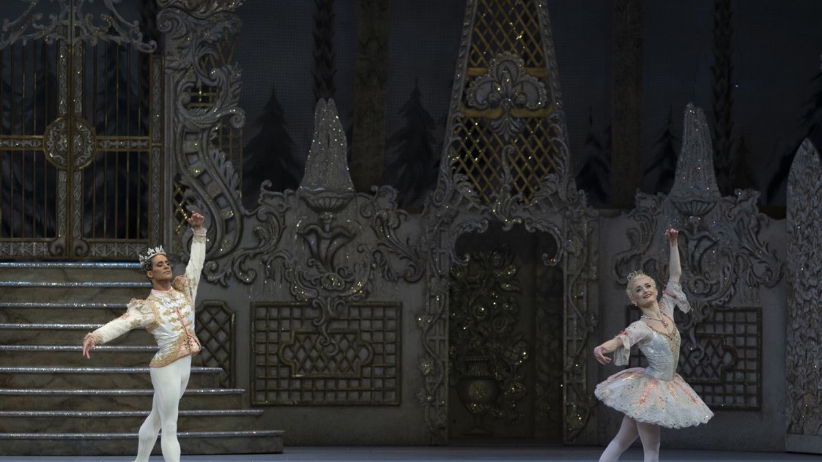 Archivo - Una de las escenas de 'El Cascanueces' del Royal Ballet.