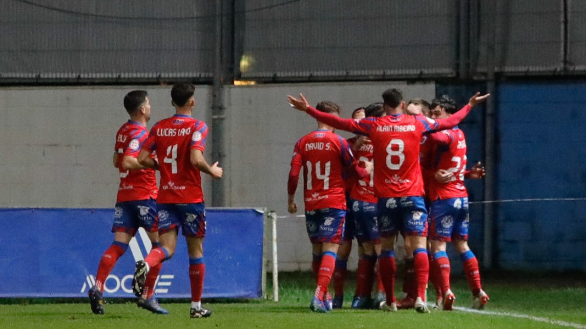 Los jugadores del Numancia celebran uno de los dos goles anotados por Dani Fernández.