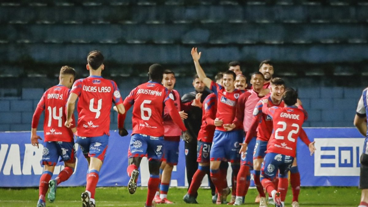 Los jugadores del Numancia celebran uno de los goles de Dani Fernández en el encuentro del pasado domingo ante el Real Avilés.