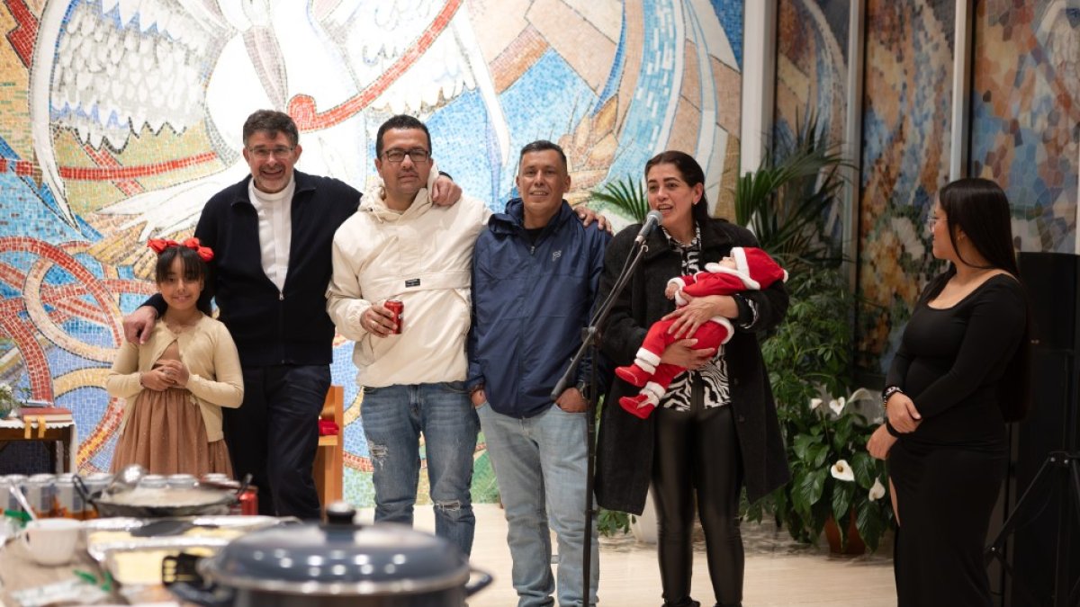 El padre Ángel Hernández, segundo por la izquierda, junto a algunos de los participantes en su gran cena de Nochebuena.
