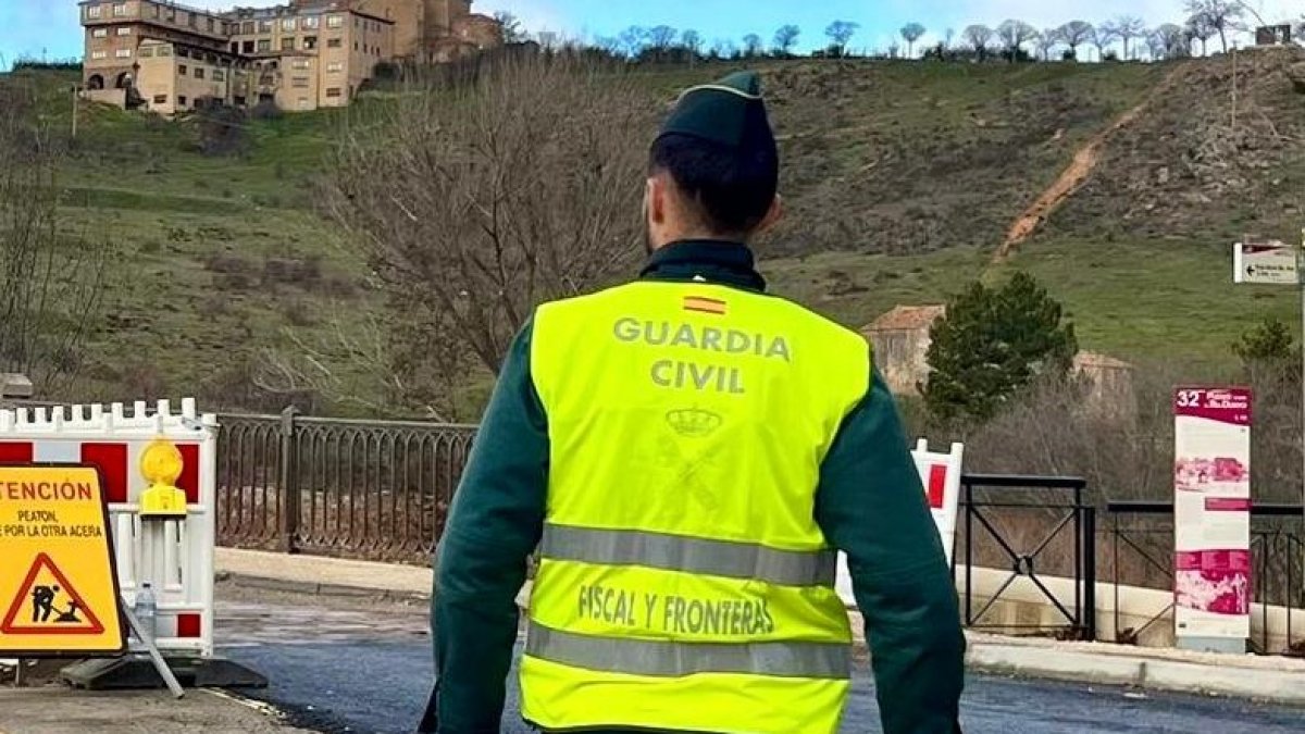 Una agente de la Guardia Civil durante un control.