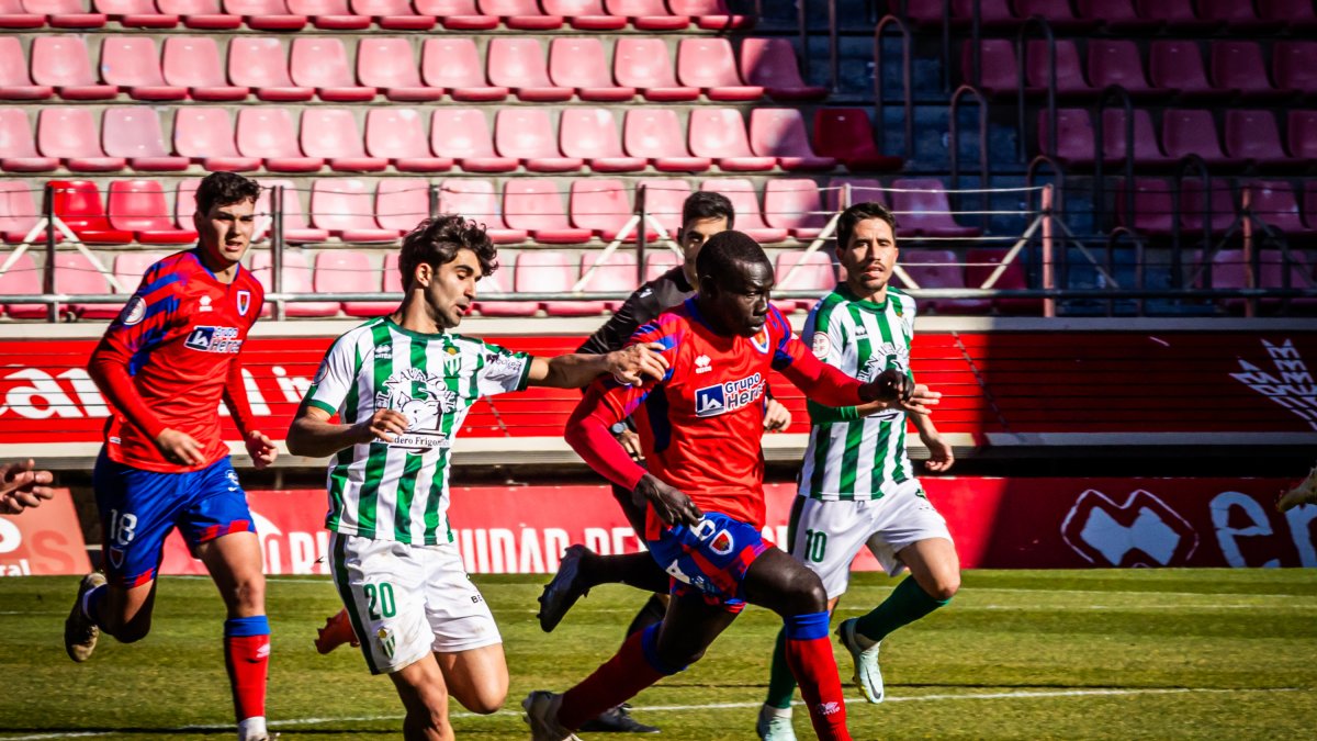 Moustapha Gning en el encuentro ante el Guijuelo en Los Pajaritos.