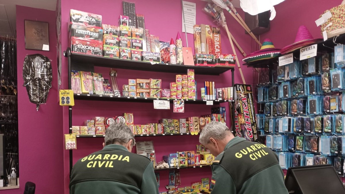 Establecimiento de venta de artificios pirotécnicos en una inspección de la Guardia Civil.