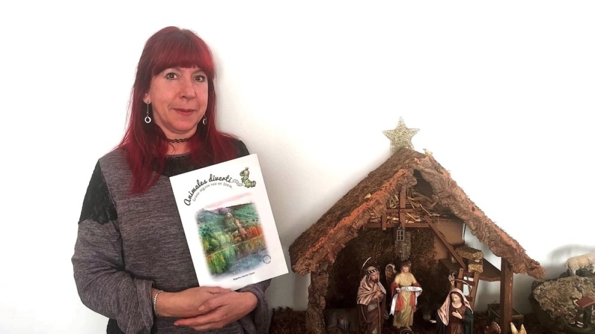 Begoña García posa junto a su primer libro.