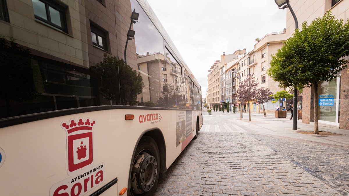 El autobús urbano en la calle Santa María.