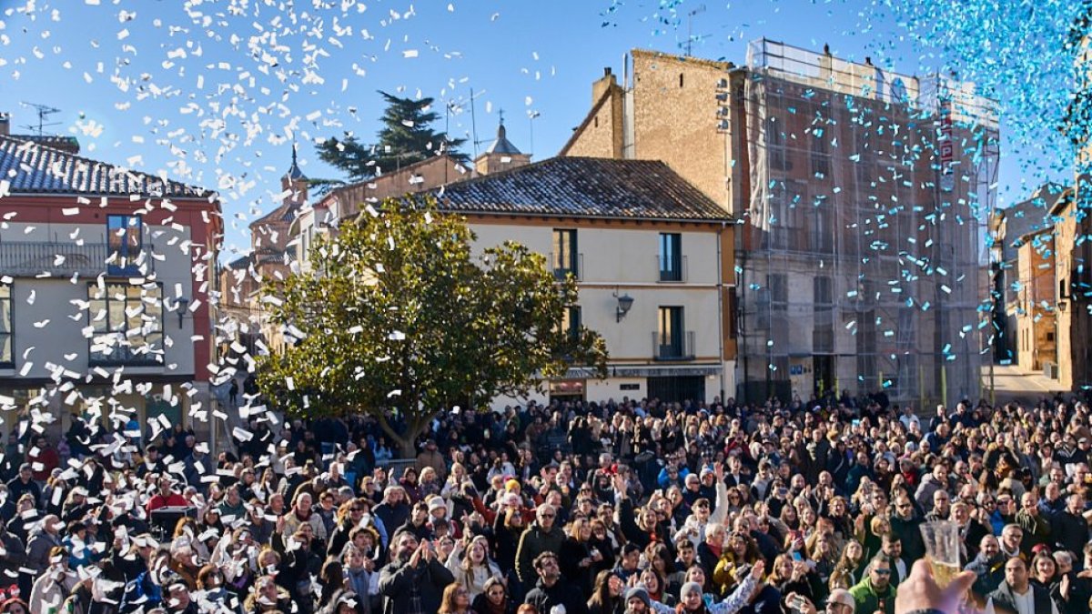 Asistentes a un evento celebrado en la plaza Mayor de Almazán.