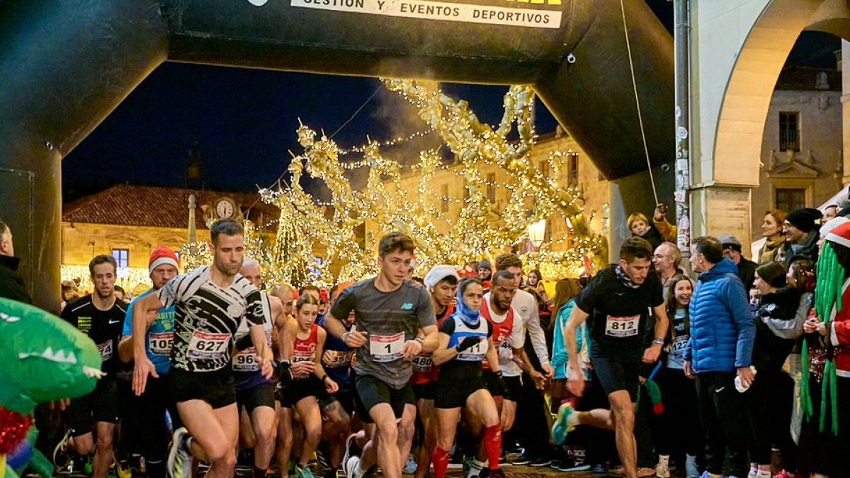 Imagen de la salida de la Carrera Popular de Navidad 2024 con Elisa Hernández y Nacho Barranco que a la postre fueron los ganadores.
