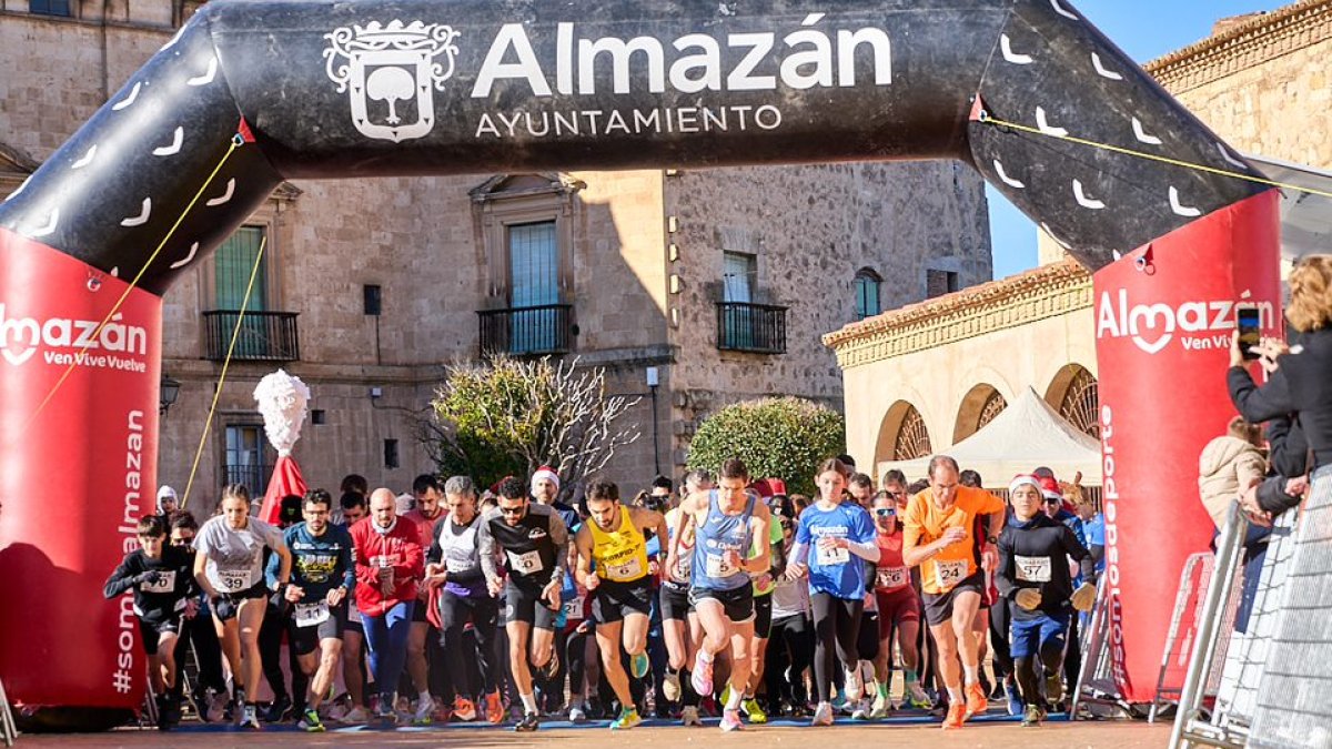 Imagen de la salida de la Carrera de Navidad de Almazán que se celebró en la matinal del domingo.