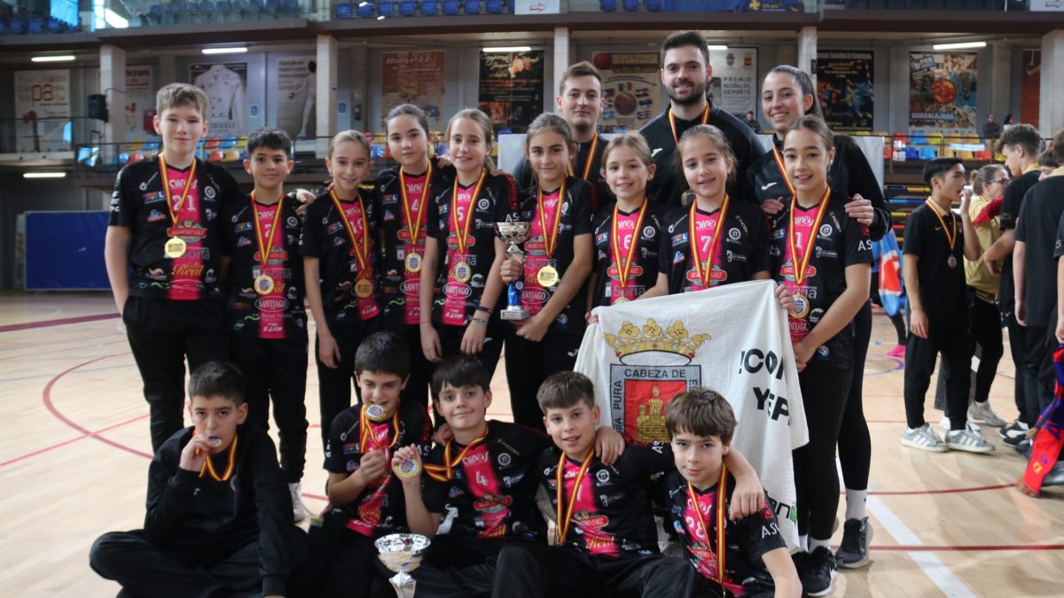Los dos equipos alevines del Sporting CV Soria con la medalla como campeones de la Copa de España.