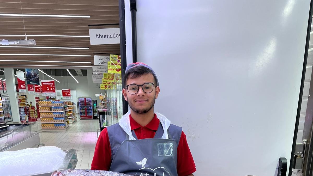 Jeison Hernández, en el hipermercado de Burgos en el que trabaja.