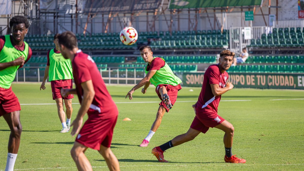 Carlos González golpea el balón en un entrenamiento con el Sanluqueño.