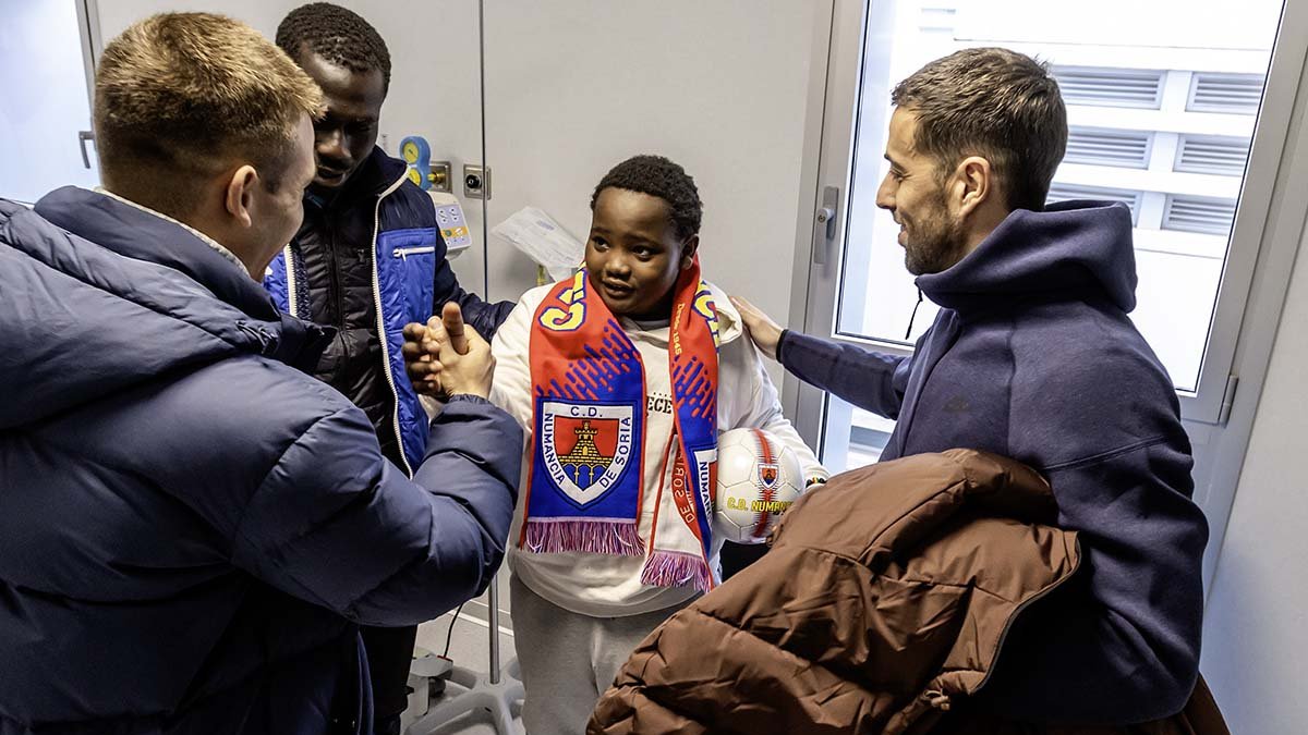 Los jugadores numantinos en la tradicional visita a los niños ingresados en el hospital.