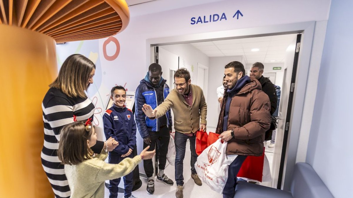 Los jugadores alegraron la mañana a los niños ingresados