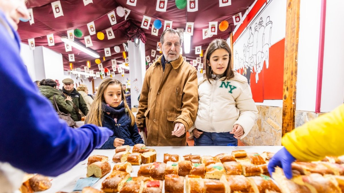 El reparto de roscón del Calaverón es ya una cita clásica para los vecinos del barrio.